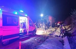 Amasya’da tiyatro oyuncularını taşıyan minibüs...