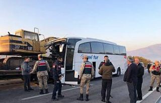 Amasya’da yolcu otobüsü, tırın taşıdığı...