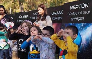 Anaokulu çocukları ve aileleri Bilim Şenliği’nde...