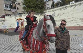 Anaokulu öğrencilerine hayvan sevgisini atlarla...