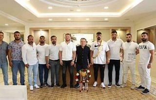 Antalya Büyükşehir güreşçileri sezona damga...