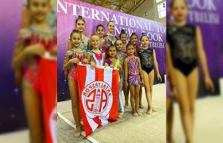 Antalyasporlu jimnastikçiler Tiflis’te kürsüden...