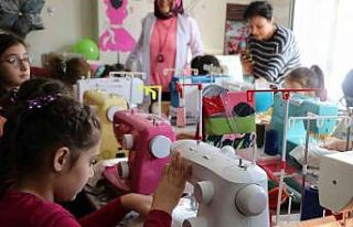 Ara tatil demediler, dikiş kursuna katıldılar