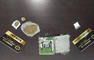 Araba teybinin içinden uyuşturucu çıktı