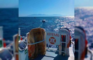 Arıza yaparak sürüklenen tekneyi KIYEM ekipleri...