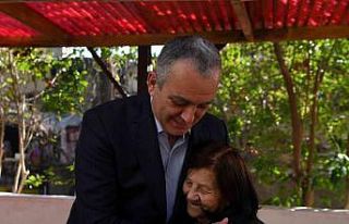 Asırlık Melek öğretmene anlamlı ziyaret
