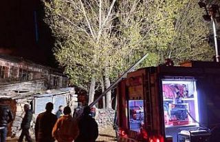 Aşkale’de köydeki yangın korkuttu