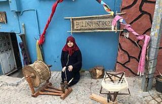 Ata mesleğini tarihi sokakta ilmek ilmek dokuyarak...