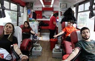 Avrasya Üniversitesi öğrencilerinden kan bağışı