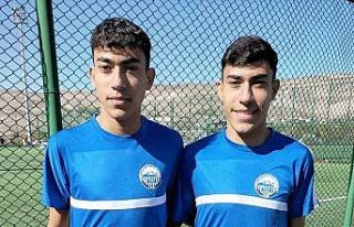Aynı takımdaki ikiz futbolcular ilgi odağı oluyor