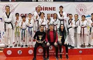Ayvalıklı tekvandoculardan 1 yılda 104 madalya