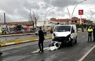 Ayvalık’ta para nakil aracı ile otomobil çarpıştı:...