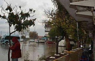 Ayvalık’ta sağanak yağış hayatı olumsuz etkiledi