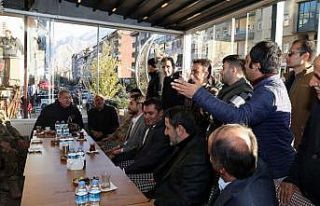 Bakan Akar Hakkari’de esnafı ziyaret etti