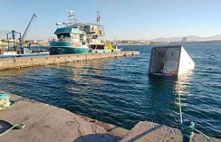 Balık almaya gelen kamyonet denize düştü