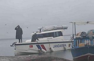 Balık tutmak için ağları gerdirirken tekneden...