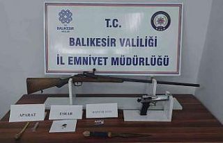 Balıkesir’de polisten uyuşturucu ve kaçak tütüne...