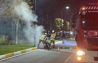 Balıkesir’de yanan motoru itfaiye ekipleri söndürdü