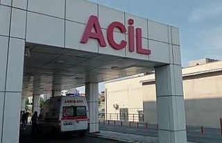 Balkondan düğünü seyrederken oğluyla maganda...