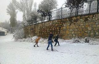 Başkale’de kar en çok çocukları sevindirdi