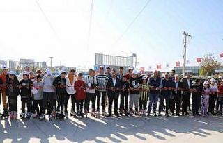 Başkan Çelik gençler için yapılan parkı gençlerle...