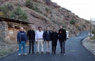 Başkan Demircan mahallelerde yapılan asfalt çalışmalarını...