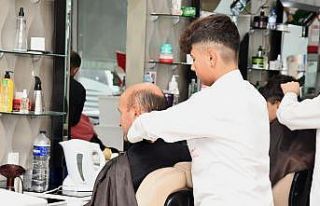 Başkan Oral’dan berber çırağına ilk tıraş...