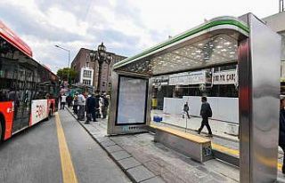 Başkent’te modern otobüs duraklarının montajı...