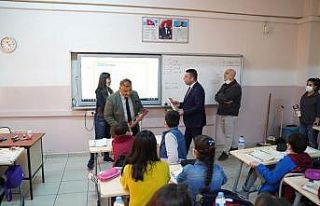 Batmanlı iş adamı karanfil ve gül ile öğretmenlerin...