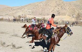 Bayburt’ta cirit maçları dostluk maçıyla başladı