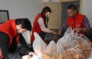 Belediye bahçesinde toplanan cennet hurmaları ihtiyaç...