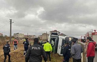 Beton mikseri şarampole devrildi, yaralı sürücüyü...