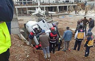 Beton mikserinin altında kalan sürücüyü itfaiye...