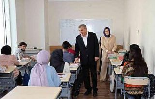 Beyazgül öğrencilerle bir araya geldi