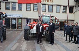 Beylikovay’a iki adet iş makinesi hibe edildi