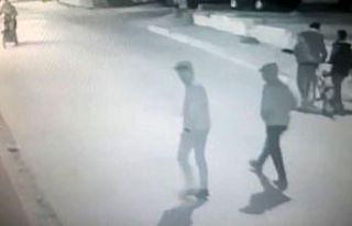 Bıçaklı gaspçılar önce güvenlik kamerasına...
