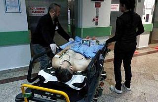 Bıçaklı saldırıya uğrayan genç ağır yaralandı