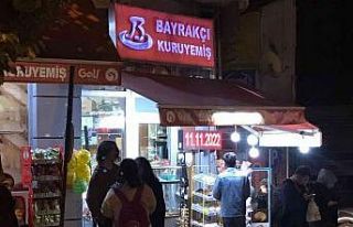 Bilecik’te yayalar kaldırım üstü konulan malzemelerden...