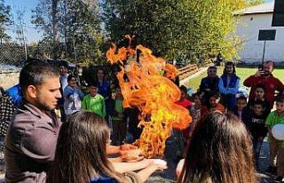 Bilim karavanında deney yaptılar