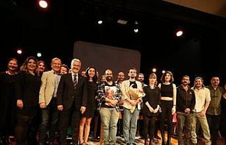 Bir kmarbazın ölüm kılavuzu izleyiciyle buluştu