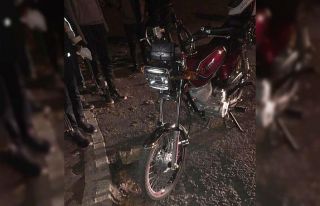 Bir otomobil ve iki motosikletin çarpıştığı...