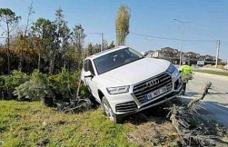 Bisiklete çarpan cip askıda kaldı