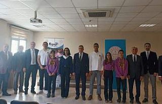 Burhaniye’de başarılı öğrenciler ödüllendirildi