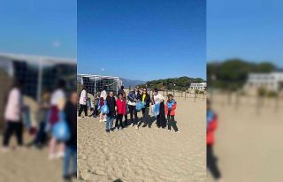 Burhaniyeli öğrencilerden sahil temizliği