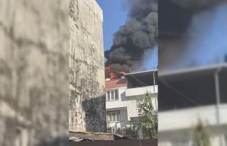 Bursa’da 2 katlı evin çatısı alev alev yandı