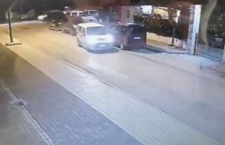 Bursa’da park halindeki araca çarptı, arkasına...