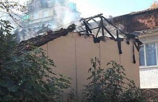 Bursa’da tek katlı ev alev alev yandı