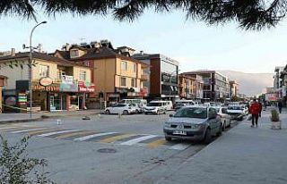 Cadde üzerinde unutulan şüpheli çantalar korkuya...