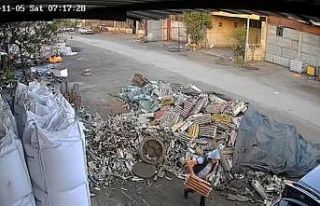 Çaldıkları hurdaları otomobile yükleyip kaçtılar,...