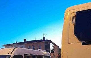 Camları patlayan okul servisindeki öğrenciler panik...